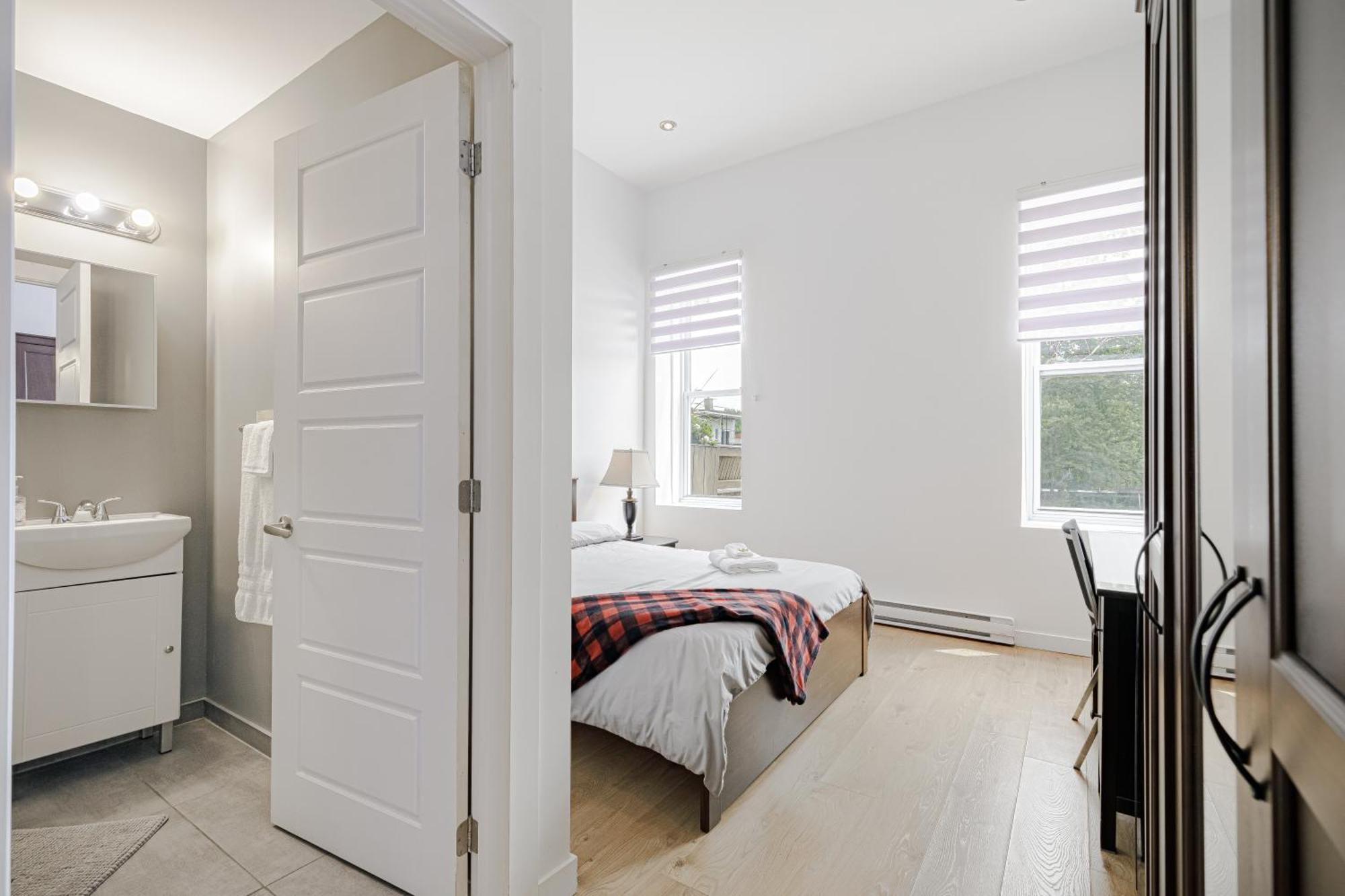 Homa Homestay Hotel By Olympic Stadium Montreal Auberge-Hostel ภายนอก รูปภาพ